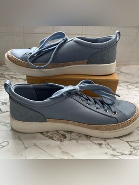 Vionic Winny Women's Low Top Sneakers in Sky Blue Leather. Size 8.5